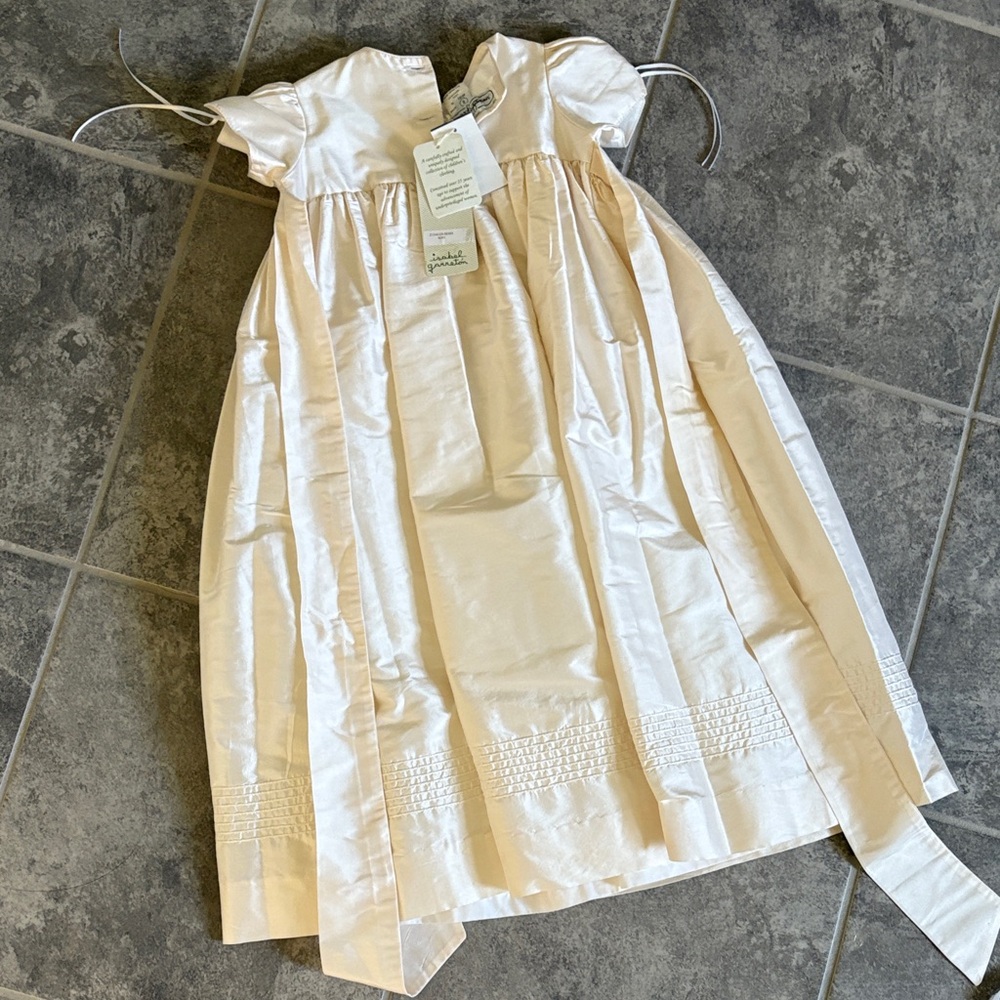 Elegant Silk Cream Dress with Bonnet - Picture 2 of 7